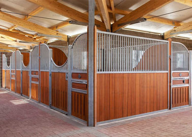 Panneaux avant équins classiques de stalle de cheval d'équipement avec la porte coulissante