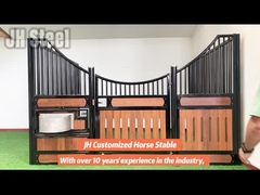 La porte de l'étable en bois de la grange avec une porte de foin.