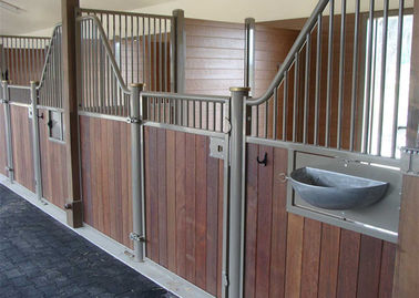 Pleines écuries préfabriquées de cheval en métal de soudage, kits extérieurs de porte de stalle de cheval de grange de Polonais