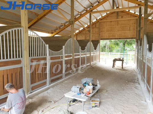Boîte d'écurie de chevaux galvanisée à chaud luxueuse avec porte battante ou coulissante