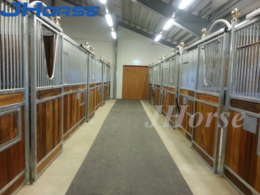 Stalle stable de cheval en bambou imperméable adaptée aux besoins du client avec glisser le type porte