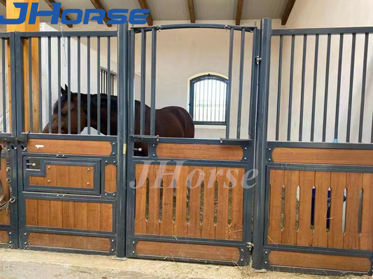 La stalle de cheval en métal de bambou de bois dur lambrisse 14ft avec la porte d'oscillation galvanisée