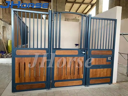 Stalle stable de pin de poudre noire de cheval enduit interne en bambou en métal avec la porte d'oscillation