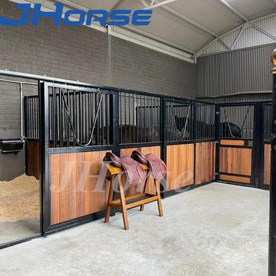 Saupoudrez les stalles européennes d'intérieur de cheval du revêtement 2.5m-4.0m avec Front Sliding Doors
