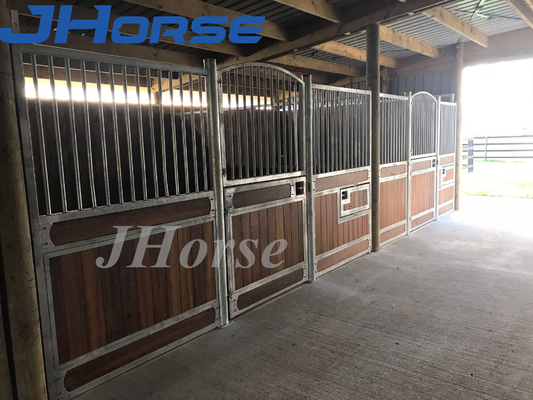La stalle d'intérieur de cheval d'approvisionnement de structure équestre de Premade lambrisse l'écurie simple 4.0m de cheval
