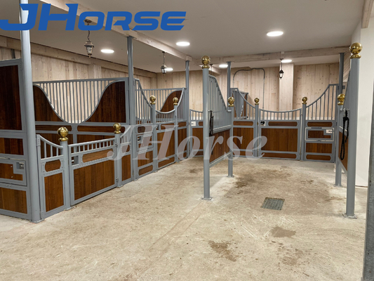 L'écurie équine galvanisée en bois de cheval de porte d'oscillation lambrisse 3.5m 3.6m ISO9001