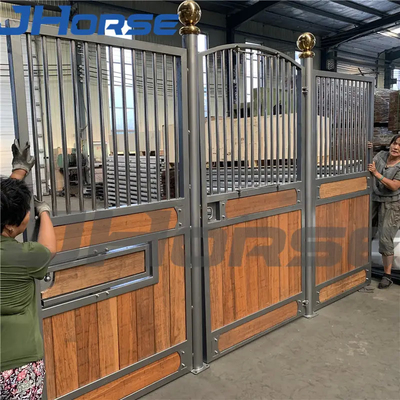 La stalle en bois supplémentaire à haute densité adaptée aux besoins du client de cheval lambrisse 3.5x2.2m