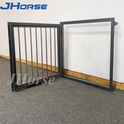 Fenêtres articulées par porte supplémentaire en bambou préfabriquée en acier de grange de cheval de stalle de cheval adaptée aux besoins du client