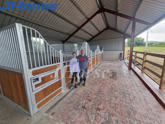 La stalle en bambou de cheval lambrisse la grange stable de cheval avec le matériel inclus standard de porte d'oscillation
