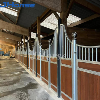 Boîte stable standard de 14 pieds avec porte de grange personnalisable avant coulissante ou oscillant