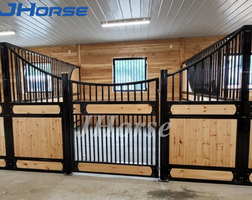 Durable Longue vie cheval boîte stable Poids lourd fonctionnel avec accessoires Cuve à eau