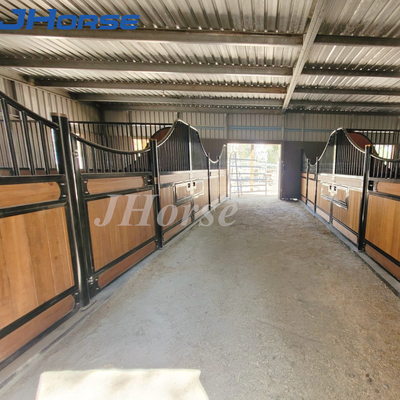 Élevage équestre résistant aux intempéries Étagères de chevaux européennes Cahiers boîtes stables Équipement d'équitation