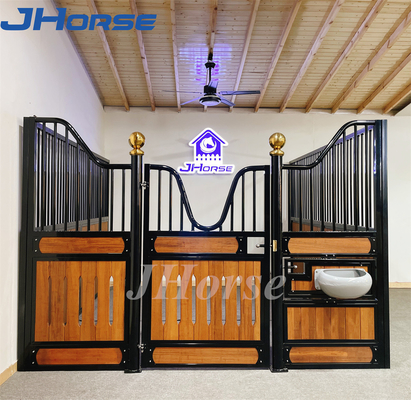 Les portes coulissantes de luxe Les boîtes de chevaux sont faciles à nettoyer Les équipements de la grange du cheval