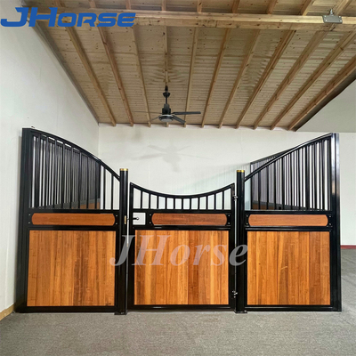 Établissement européen de normes des écuries de chevaux Grille en fer galvanisé Porte pivotante en bambou