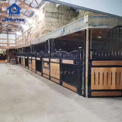 Panneaux de façade stables pour chevaux européens avec porte pivotante