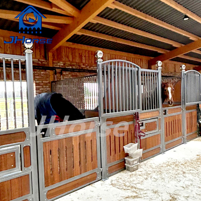 Étagères de chevaux en acier soudé personnalisable Étagères de chevaux européennes résistantes aux intempéries avec bois de remplissage en bambou