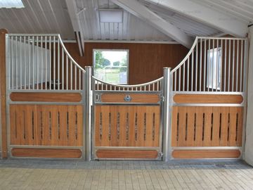 Les stalles européennes professionnelles de cheval ont adapté le matériel aux besoins du client en bambou en bois