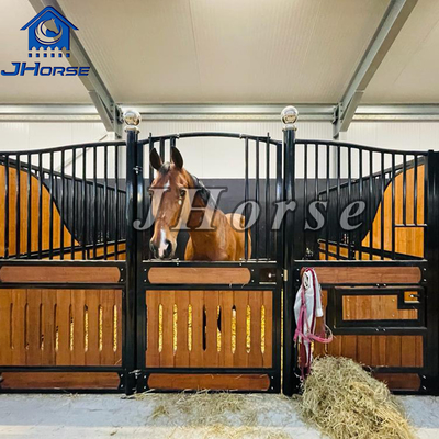 Étables modulaires pour chevaux avec remplissage en bambou / pin