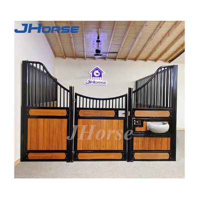 Fabrication sur mesure en acier et en bois avec des fronts / panneaux stables pour chevaux