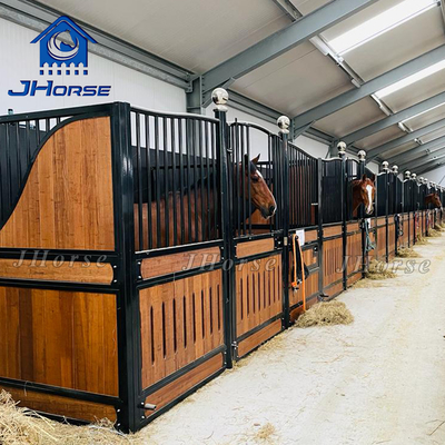 Porte coulissante polyvalente stable pour chevaux pour différentes races et tailles