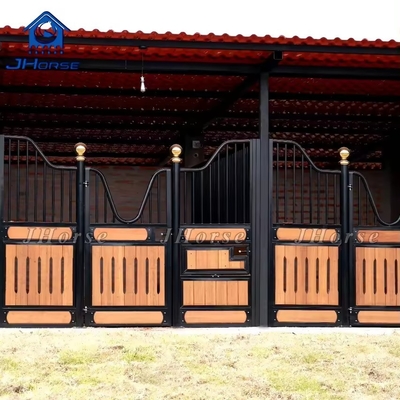 Stable en acier et en bambou avec porte coulissante ou porte coulissante