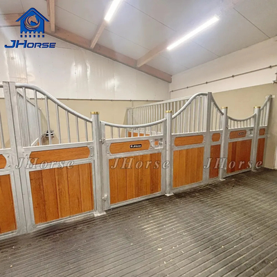 Taille personnalisée Barnes équestres Luxe intérieur de bambou Horse Stall Horse stable Board avec rouleau d'alimentation